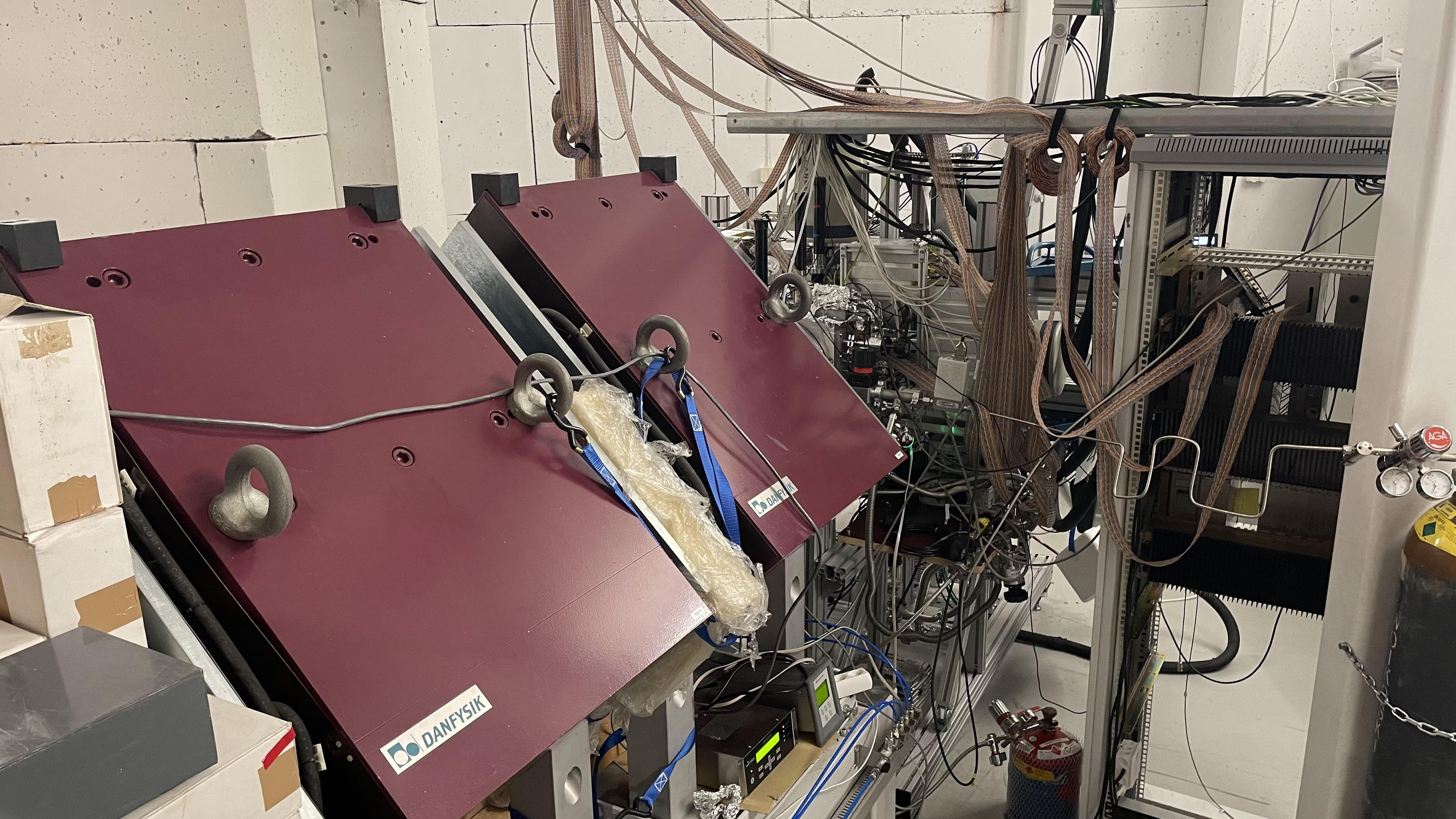 Miembros del Grupo de Física Nuclear participan en un experimento para crear e investigar, por primera vez, el 189At en el acelerador de la Universidad de Jyväskylä (Finlandia)